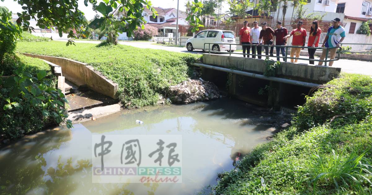 李存孝（左3）及众人巡视需修建的沟道。