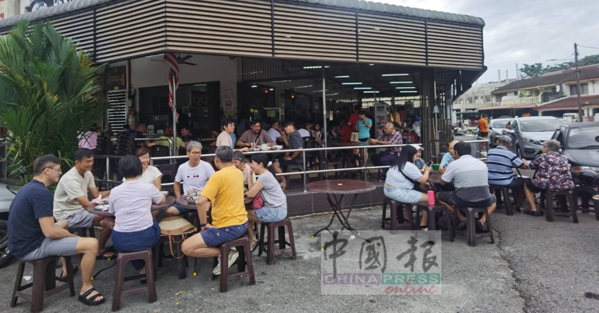 怡保市内部分著名的茶室,在周末上午出现满满的食客潮。