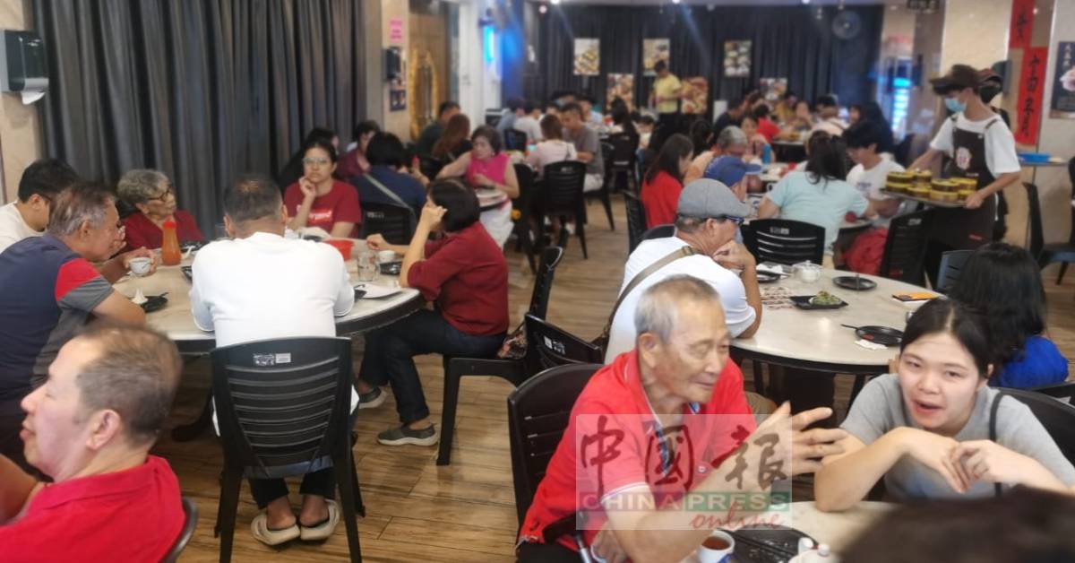一大清早,怡保市内的点心楼好热闹。