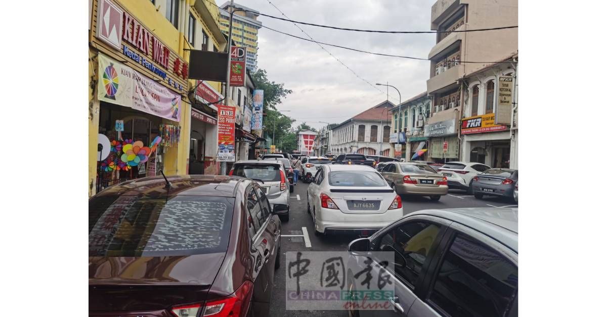 怡保旧街场的咖啡街出现车水马龙,吸引来自各地的游客到来寻找美食。
