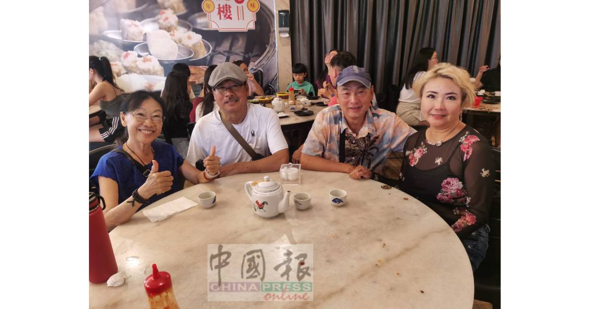 陈美兰（右）与来自美国的好友，一同来怡保寻找美食。
