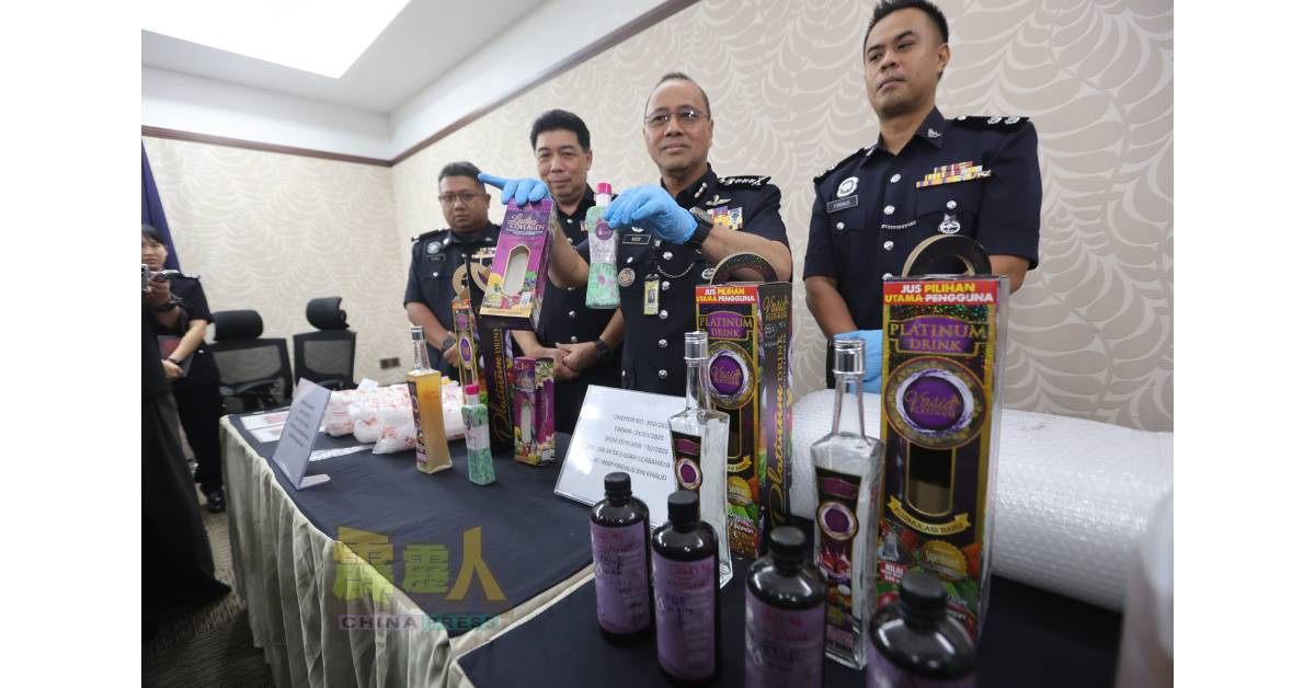 诺希山(右2)展示警方起获的毒品饮料;左起为凯鲁、李庆泉及费道斯。