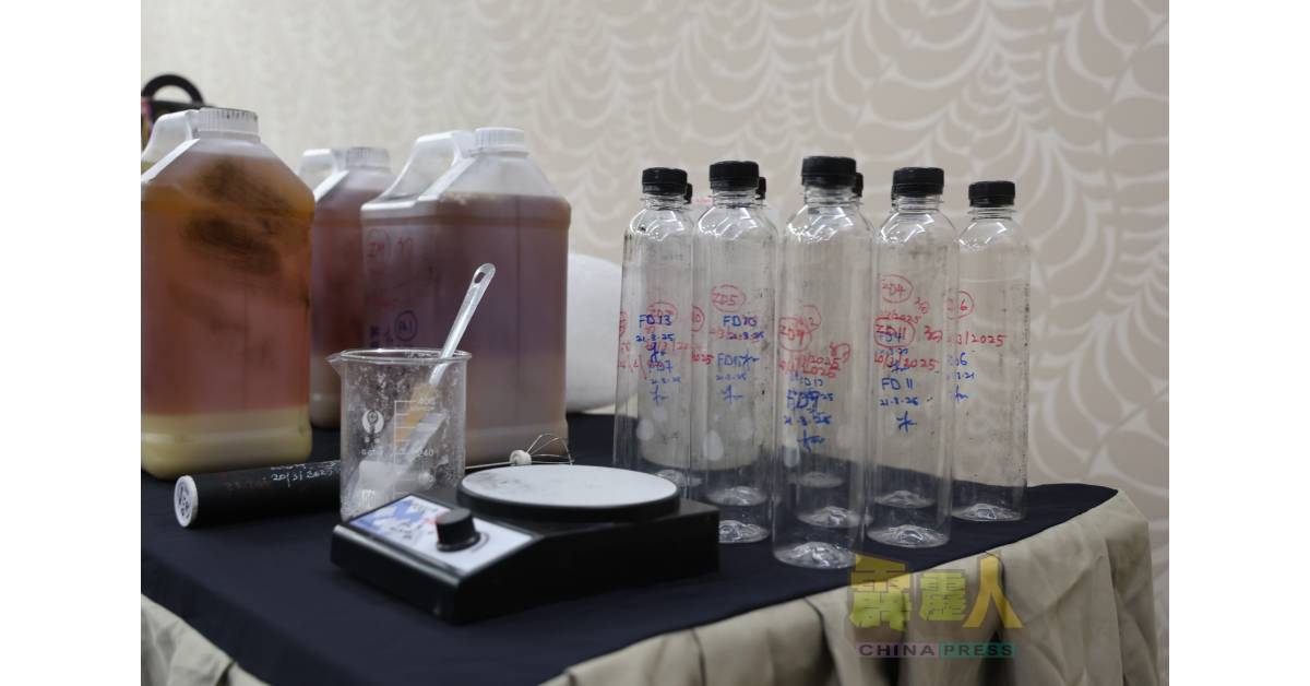 充公的各式包装毒饮工具及塑胶瓶。