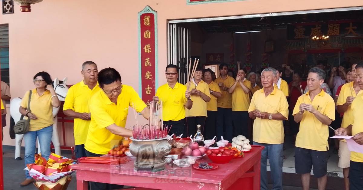 李国铭(左2)带领双溪古月三山古庙领导层上香,场面热闹。