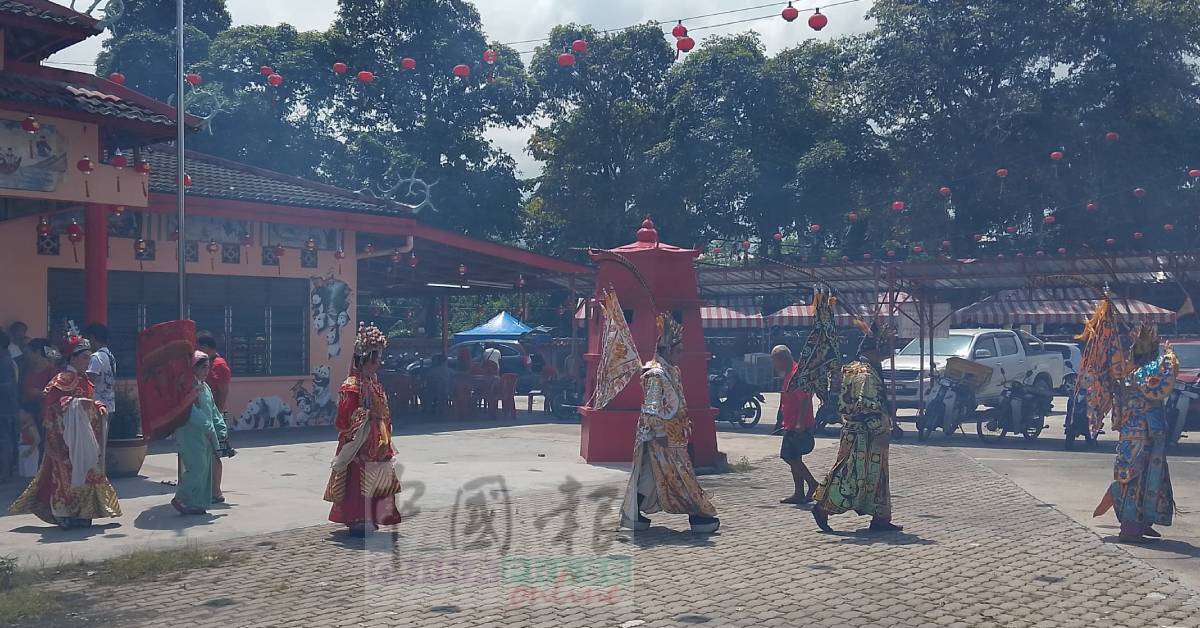 戏班艺术家们正其衣冠通过“天姬送子”活动,为天下不孕夫妻求天公赐子。