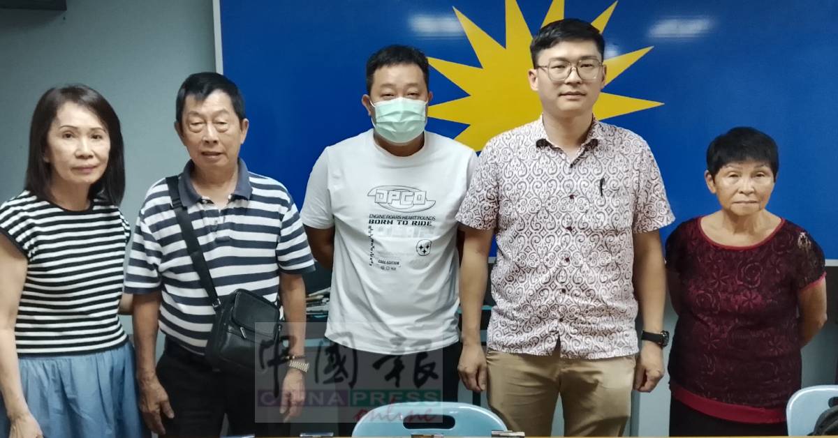 胡伟豪（左3）呼吁政府釐清电子烟草是否属于逃税产品。左起伍惠玲、周汉成、周先生；右为卢笑馨。
