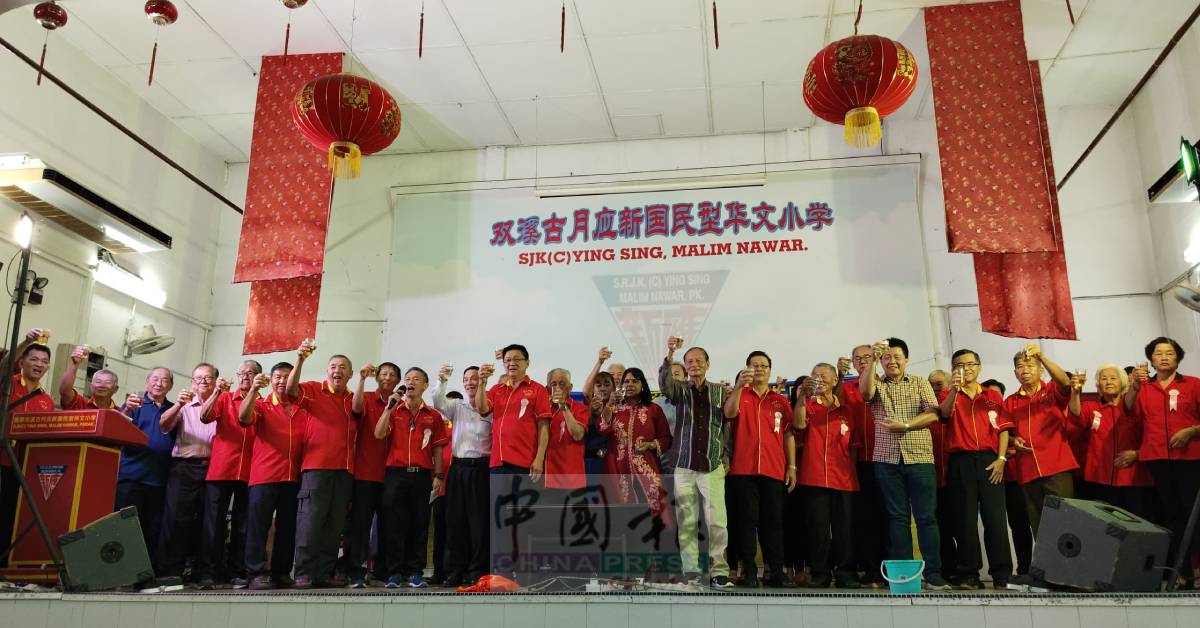 三山古庙领导层在周年晚宴上将出席嘉宾们敬酒致谢;前右8起蔡明星、莎莎;中为李国铭。