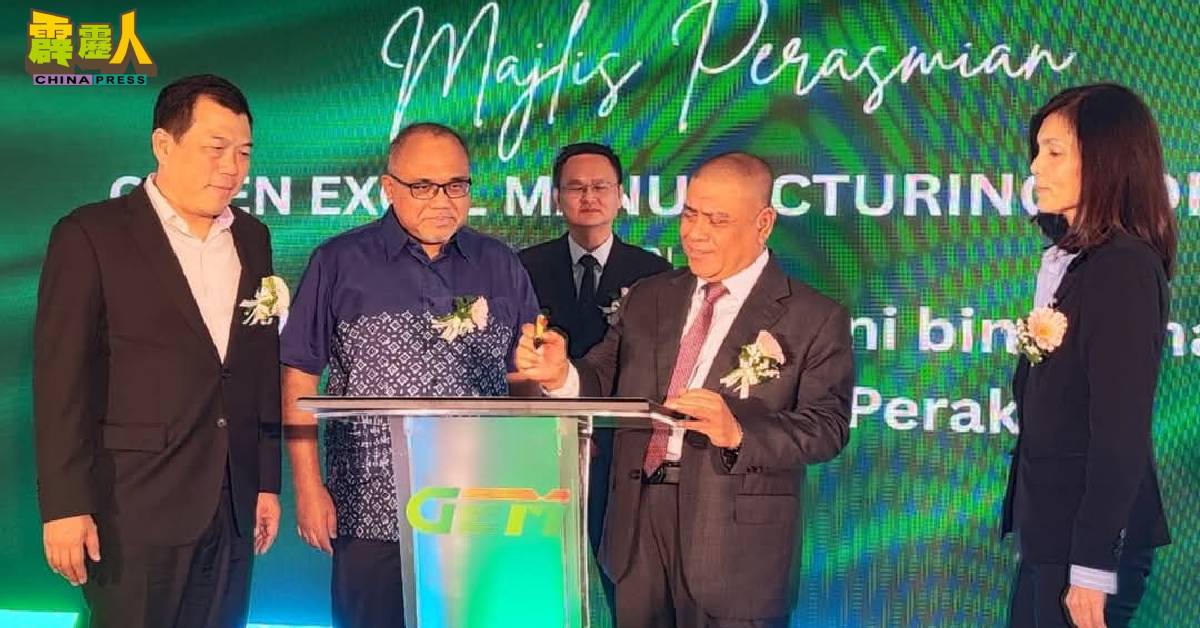 沙拉尼(右)出席Green Excel Manufacturing开幕仪式并签名留念,右为公司总执行长叶毖杉,左起为罗思义及莫哈末查希。