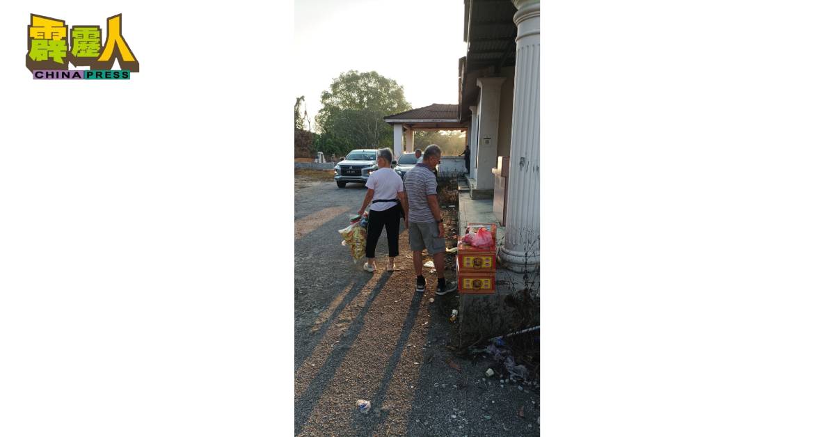 扫墓者手持拜祭品,准备前往祖先坟前扫墓。