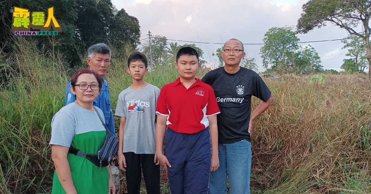黄润发(后右)与家人提前扫墓。
