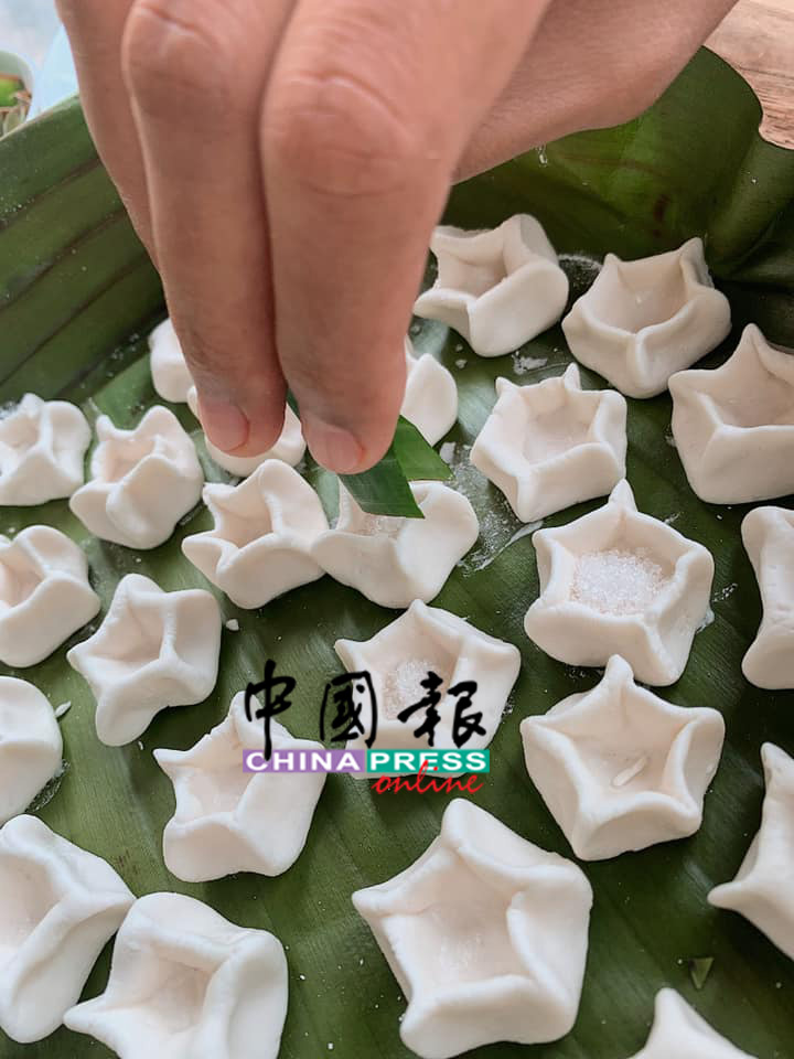 製作Kuih Cecemek颇考验经验与手艺。先将糯米粉与适量椰浆、少许盐混合揉成柔软麵团,再搓成小球,并在中心轻压出凹陷。