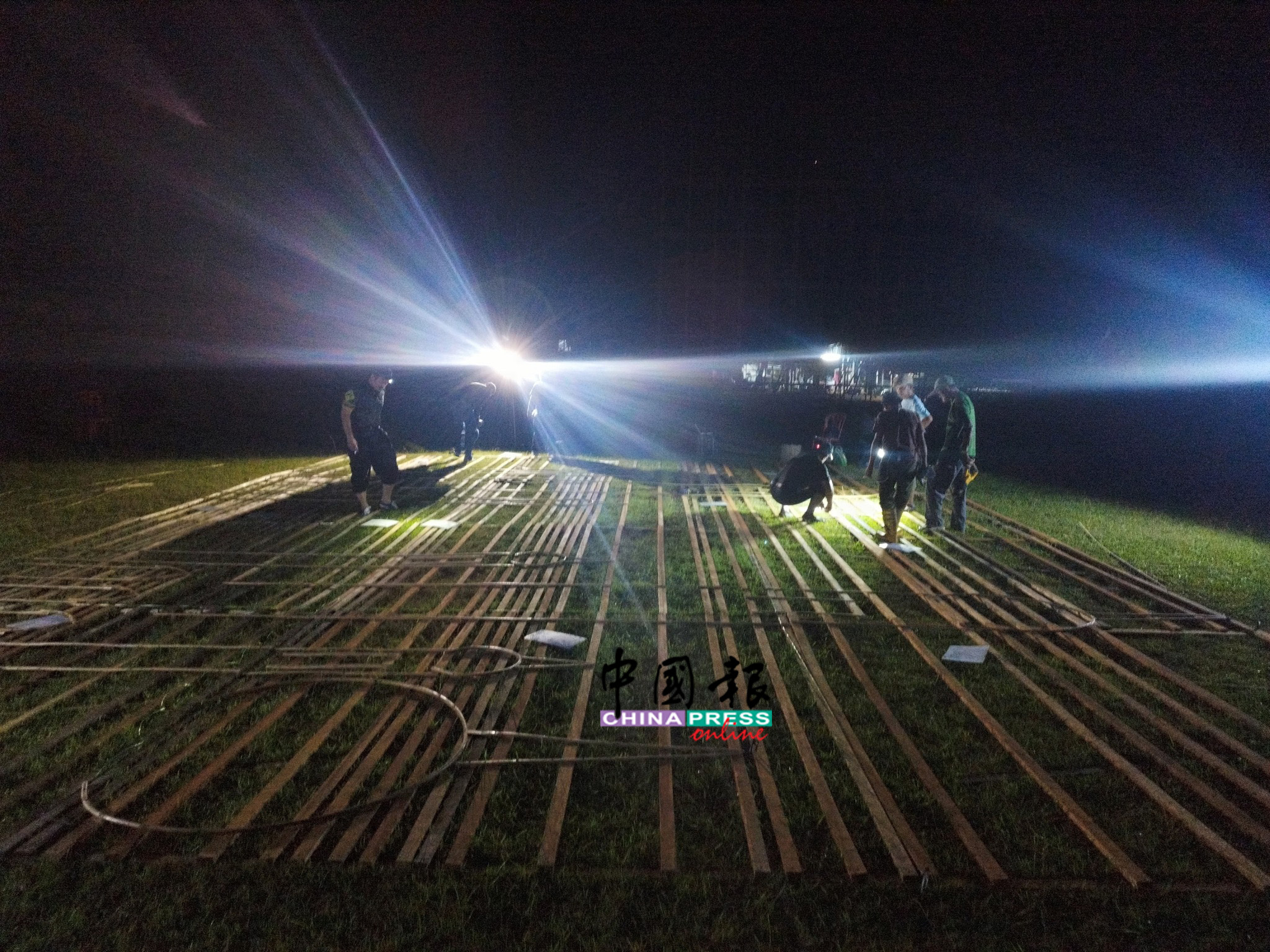 甘榜立布传统土油灯理事会工作人员,已如火如荼展开搭建竹棚架。