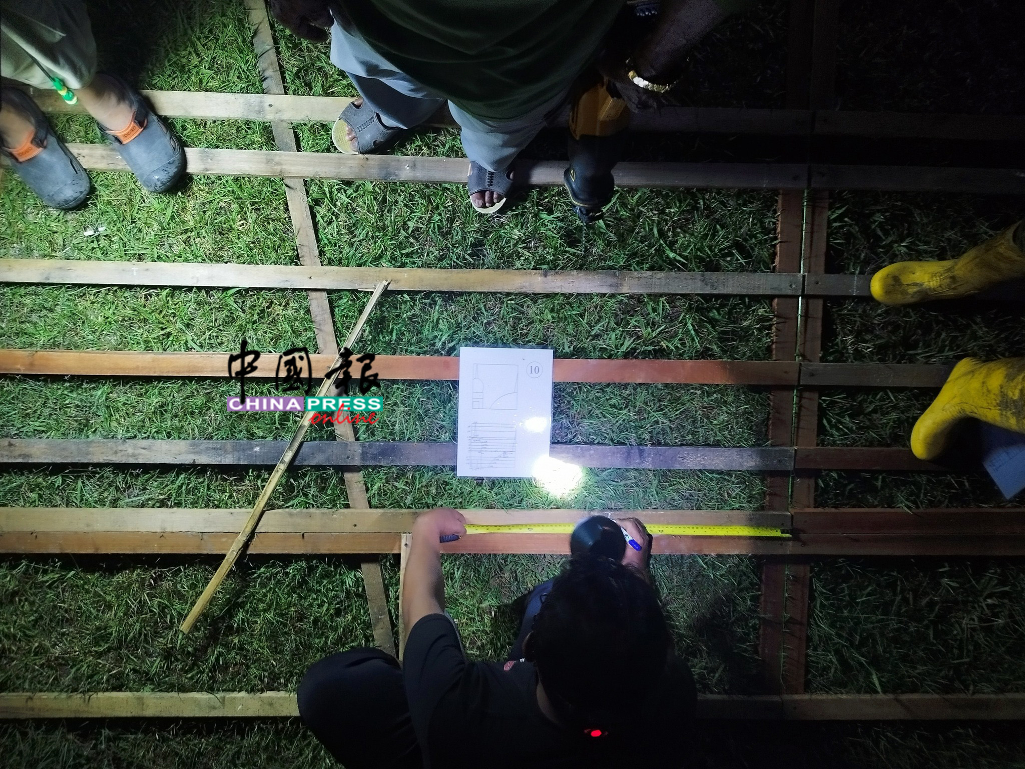 搭建土油灯的竹棚架必须清楚计算尺寸,否则将会不稳固,功亏一篑。