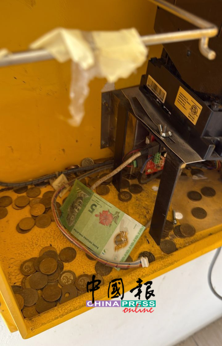 遭窃的兑币机被撬毁变形,机内现金全数失窃,业者蒙受严重财损。(陈川养提供)