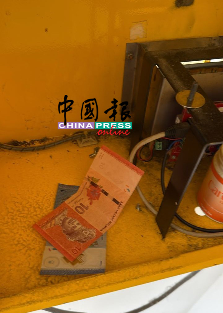 遭窃的兑币机被撬毁变形,机内现金全数失窃,业者蒙受严重财损。(陈川养提供)