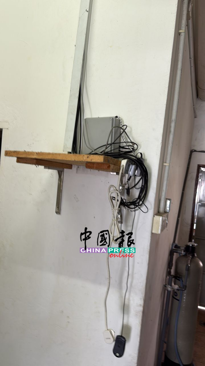 歹徒行动迅速,甚至连同藏有安全数码卡的监控设备一併带走,行窃过程显现其熟练手法。(陈川养提供)