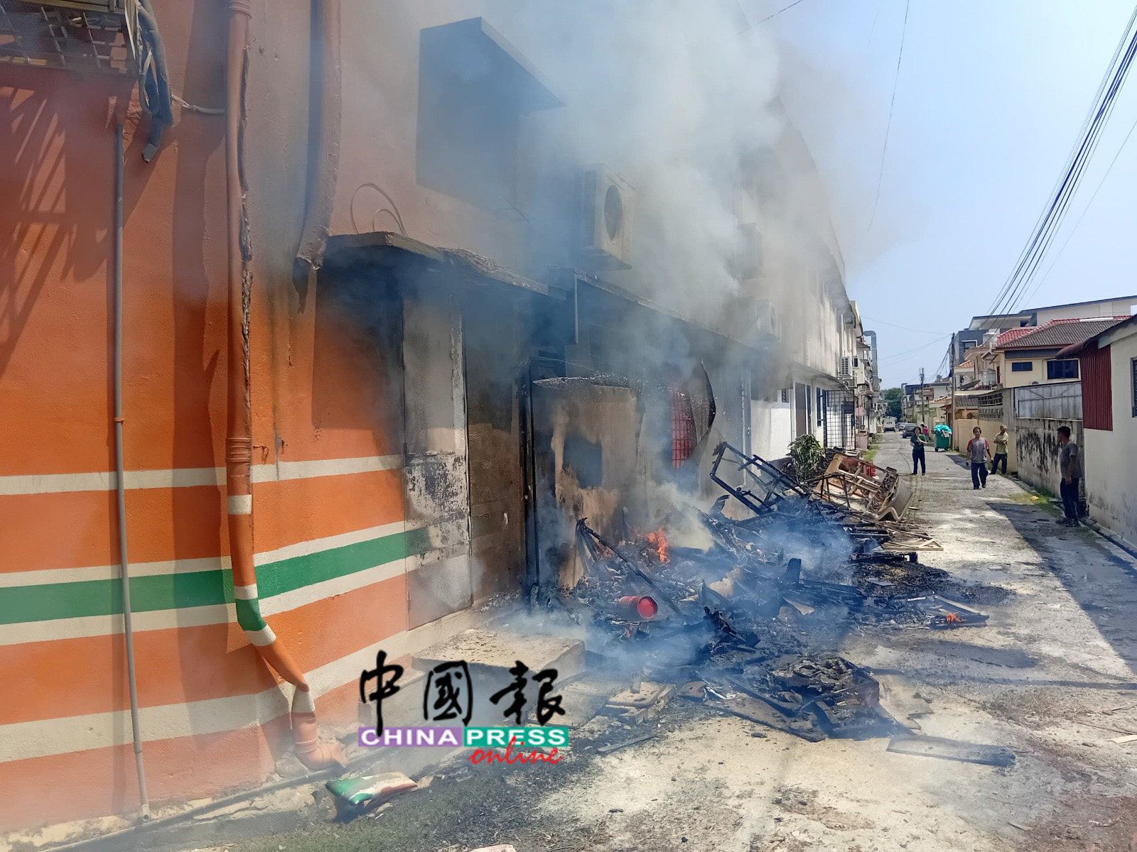 火势也波及一家A 级连锁杂货店。