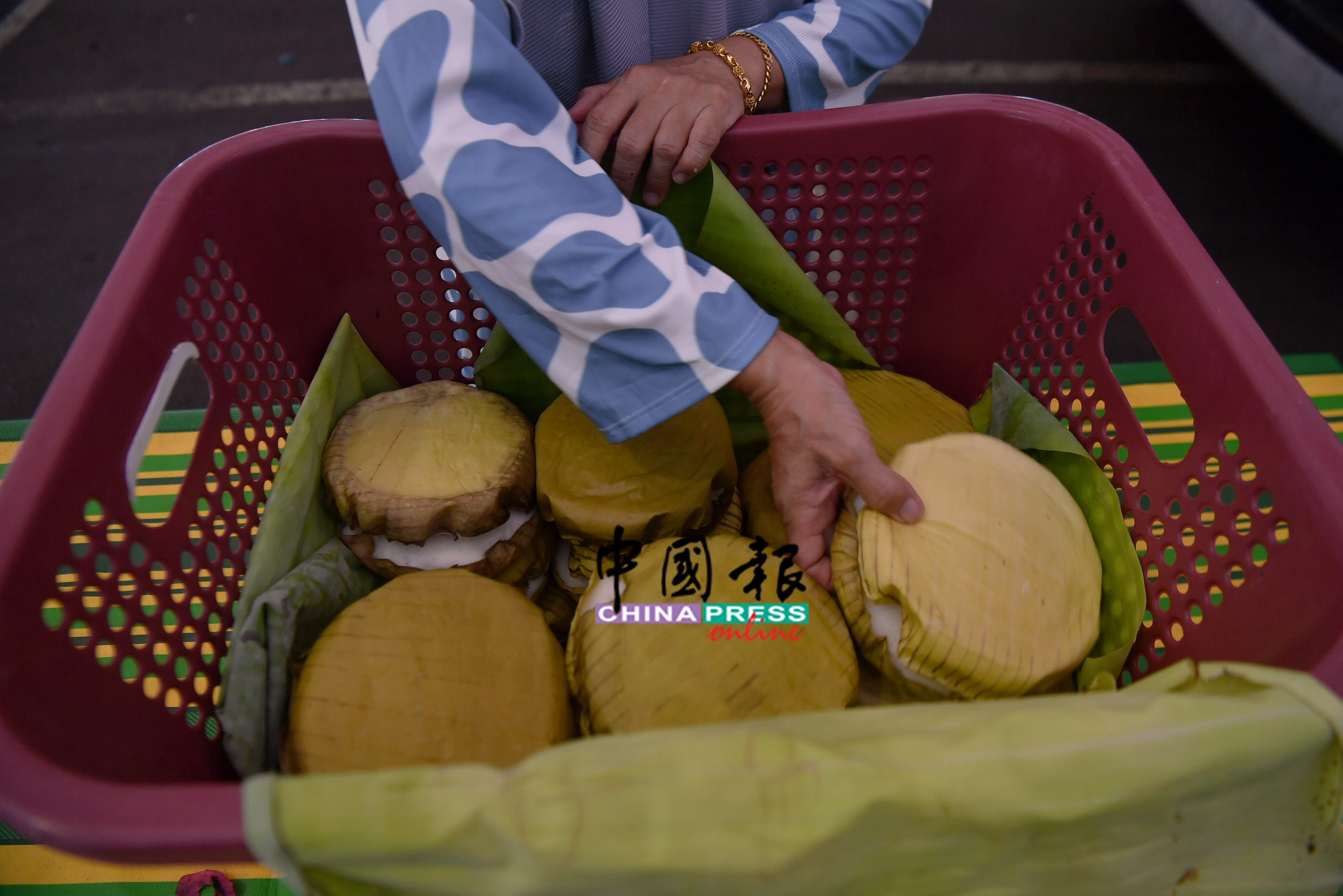 關於Apam Kuale也被稱為“皇家阿邦糕” (Apam Diraja),費魯斯透露,這款糕點曾與霹靂州蘇丹及皇室成員的喜好有所關聯,甚至被記載在相關書籍中,作為皇族喜愛的輕食點心之一。