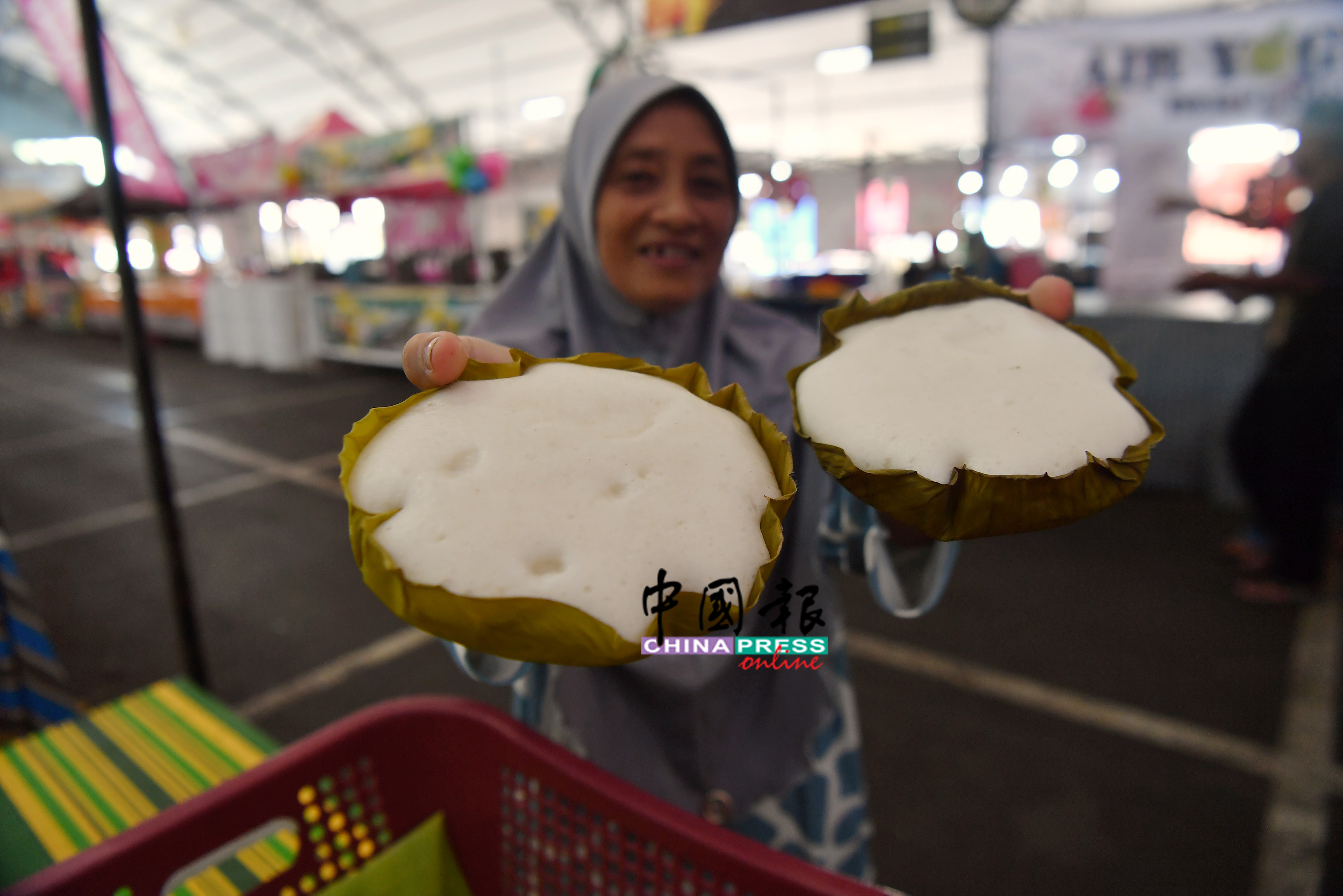 這款圓形、白色、口感柔軟的糕點,也被稱為江沙阿邦糕“(Apam Kuale),如今變得越來越稀有,因為願意製作的人越來越少,主要原因是其製作過程相當繁瑣。