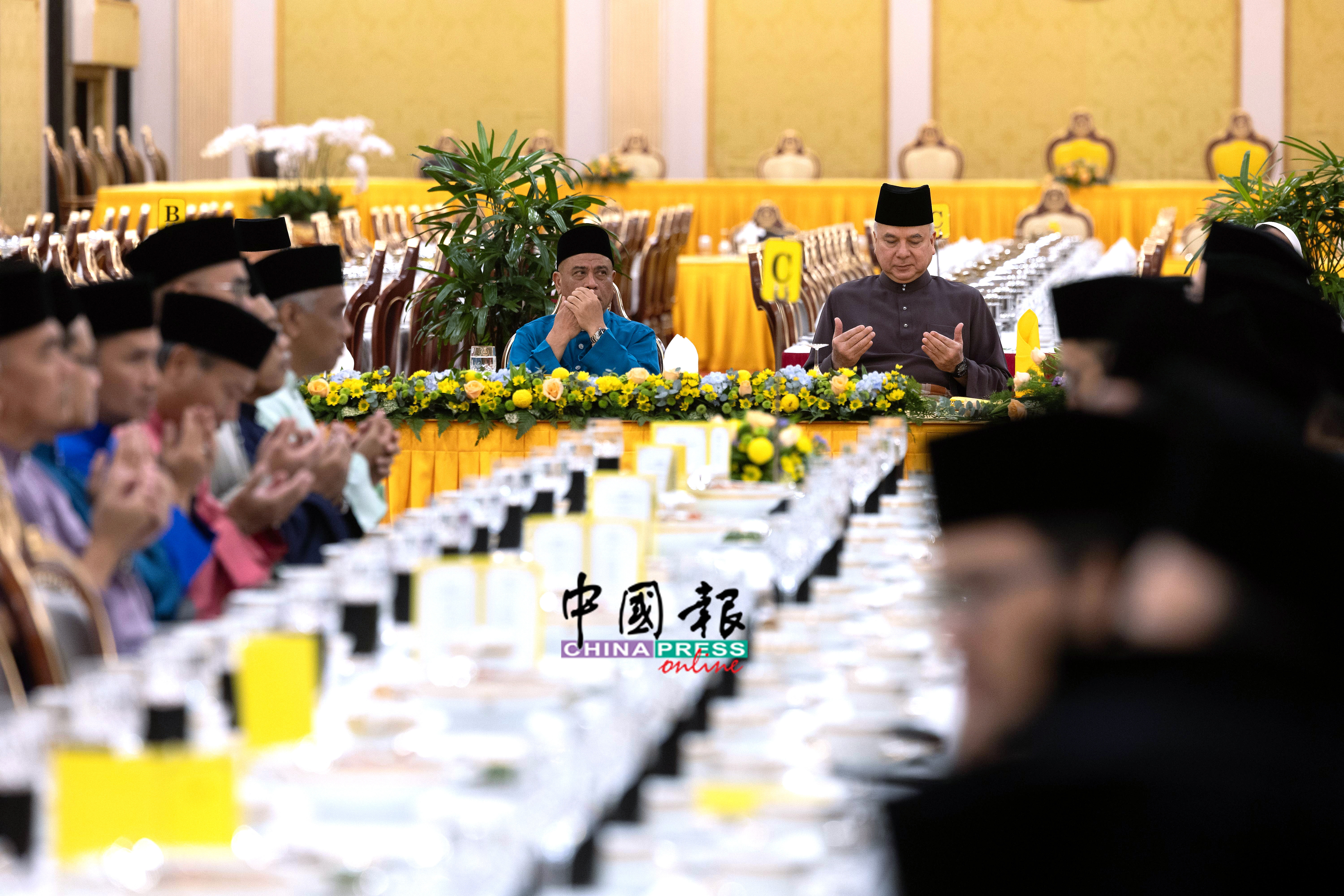 苏丹纳兹林沙(右)在江沙依斯干达丽雅王宫与媒体代表、非政府组织、私营部门、政府相关公司及青年共同开斋前,先进行祈祷。左为沙拉尼。
