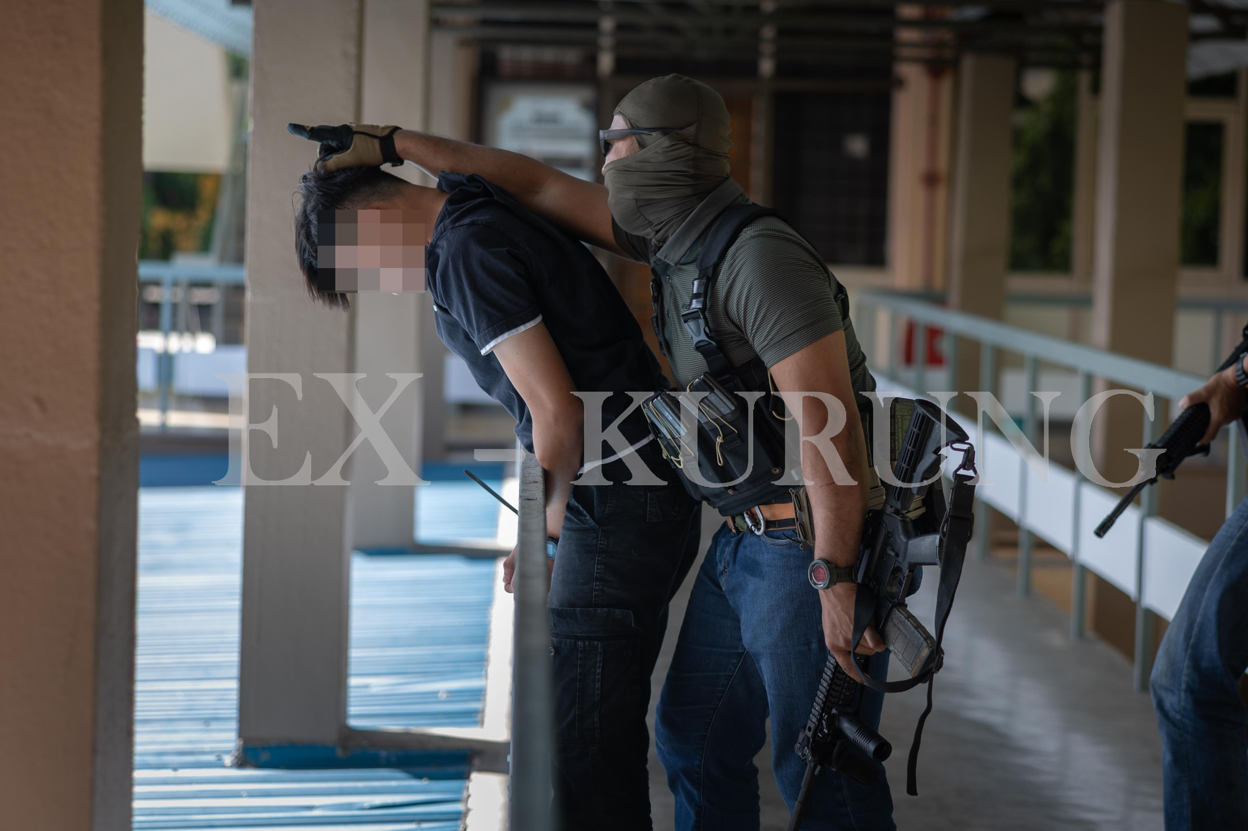 武装分子挟持人质,与警方对峙,情势紧张。