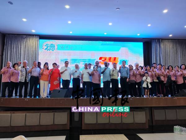 张拯宗（前排左4起）、林碧霞、徐玉群、何志成、陈贵荣、刘亚兴、李带娣、西华古马与谢枝橃，一同出席联欢晚宴。