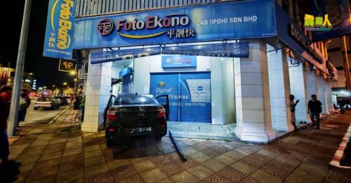 为闪避其他车辆   它直撞入五脚基