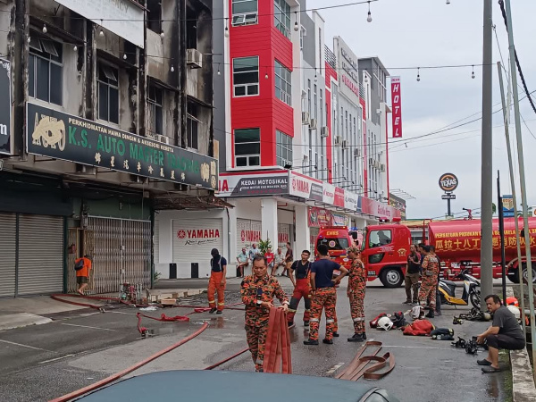 .甘文丁店屋三楼着火,消拯人员奋力灌救。 (社媒)