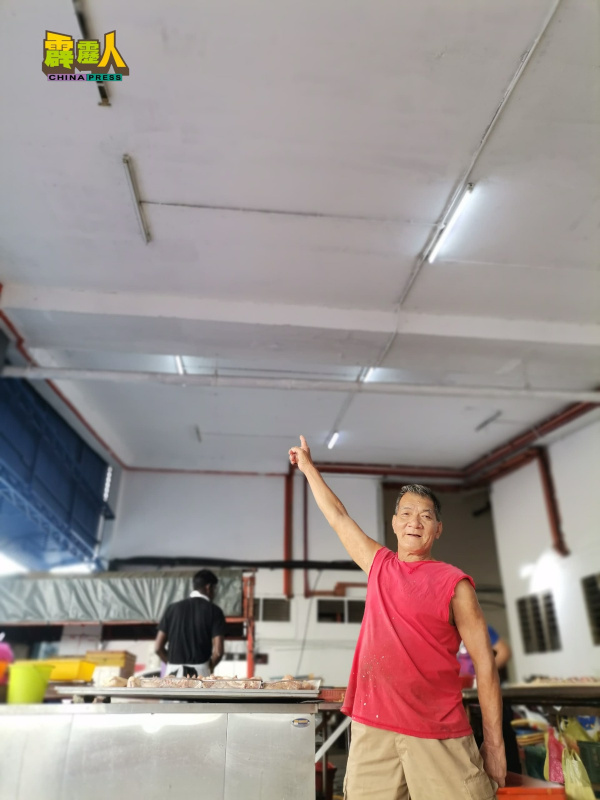 陈巴番指着湿巴刹的日光灯照明设备失修多时,冀获维修。