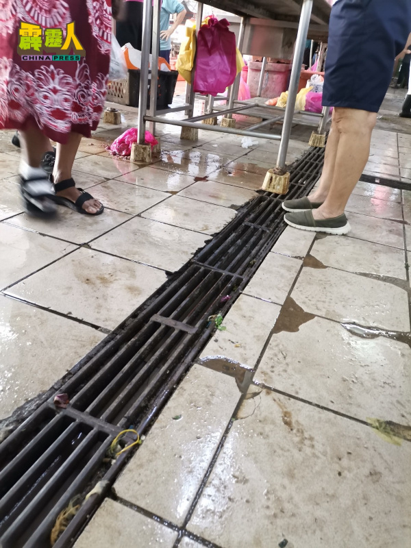 靠近湿巴刹的排水道重新打开,方便排水解决滞水问题。