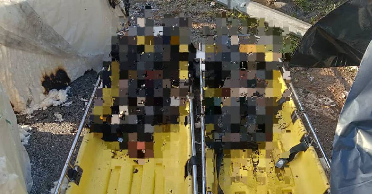 两具焦黑遗体被移出,现场惨状令人不忍直视。