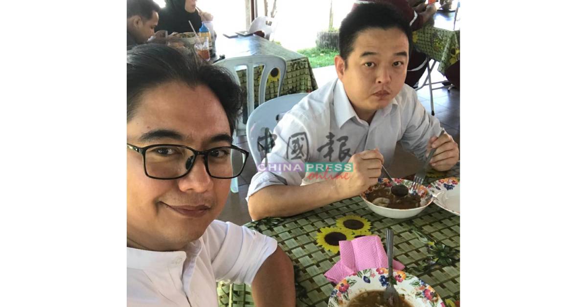 许友达(右)生前时常与添仁奈都骑重型摩托车出游,享受美食。
