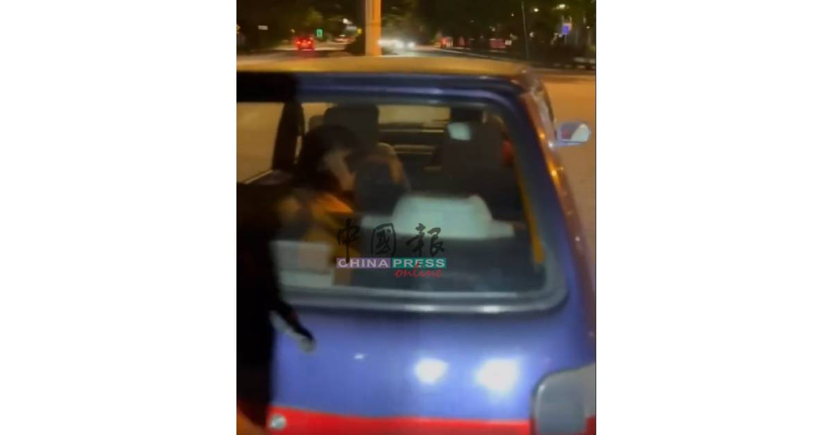 警察协助抛锚轿车,然而在警察帮忙期间,车内司机及两名乘客并未下车。(视频截图)