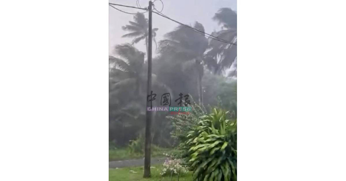 打巴突降狂风暴雨并伴随冰雹,当地居民惊讶不已,纷纷拍摄照片记录这一刻。