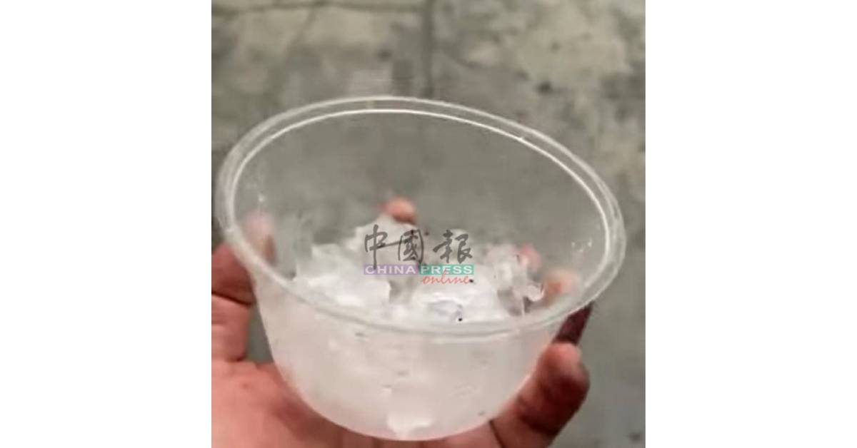民众用盒子收集冰雹,记录这场罕见的天气现象。