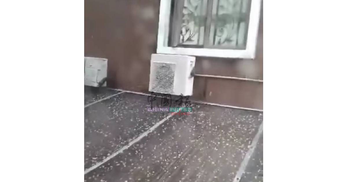 冰雹落在屋顶上,发出清脆的声响,让居民误以为是石子掉落。