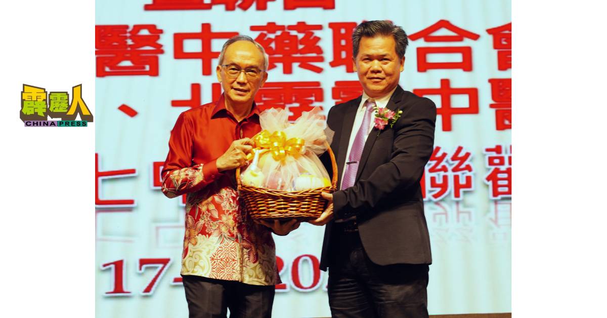 梁德成（右起）赠送水果礼篮给关和贵。