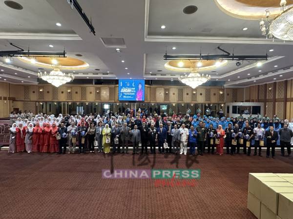 众嘉宾与各部门代表合影。