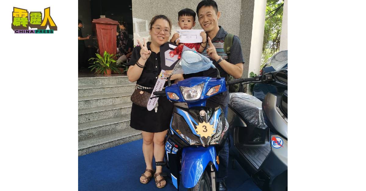 谢汶惠(左)开心地与丈夫黄宏胜、孩子与摩哆合照。