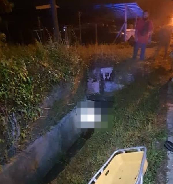 失踪3天巫裔男子，被发现卧尸在坟场前的沟渠内。（霹消拯局提供）