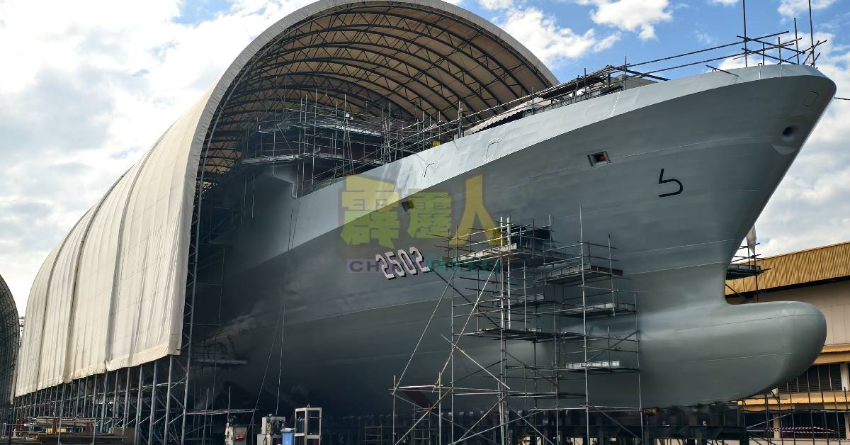 目测第二濒海战斗舰外观均已完成表面喷砂处理和首层涂装工序。