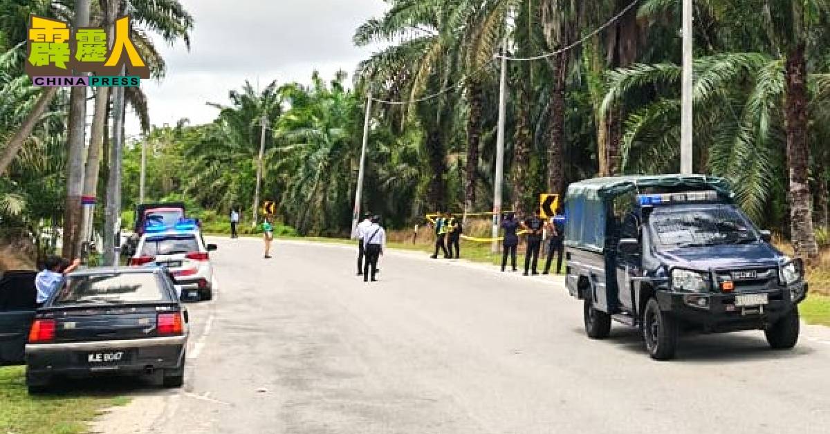 案发路段入夜后昏暗,不排除2名死者不慎撞向电灯柱后再失控撞入排水道毙命。(民众提供)