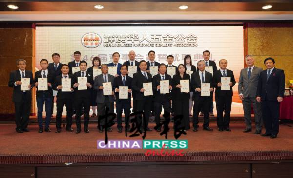 陈正中（前排左起）、黄文翰、萧国豪、许振邦、陈杰信、谢伟耀、陈汉礼、林钰和、郭仙妮、许联和及尹日昇，在曾年樑与许圣杰监誓下，完成宣誓就职。