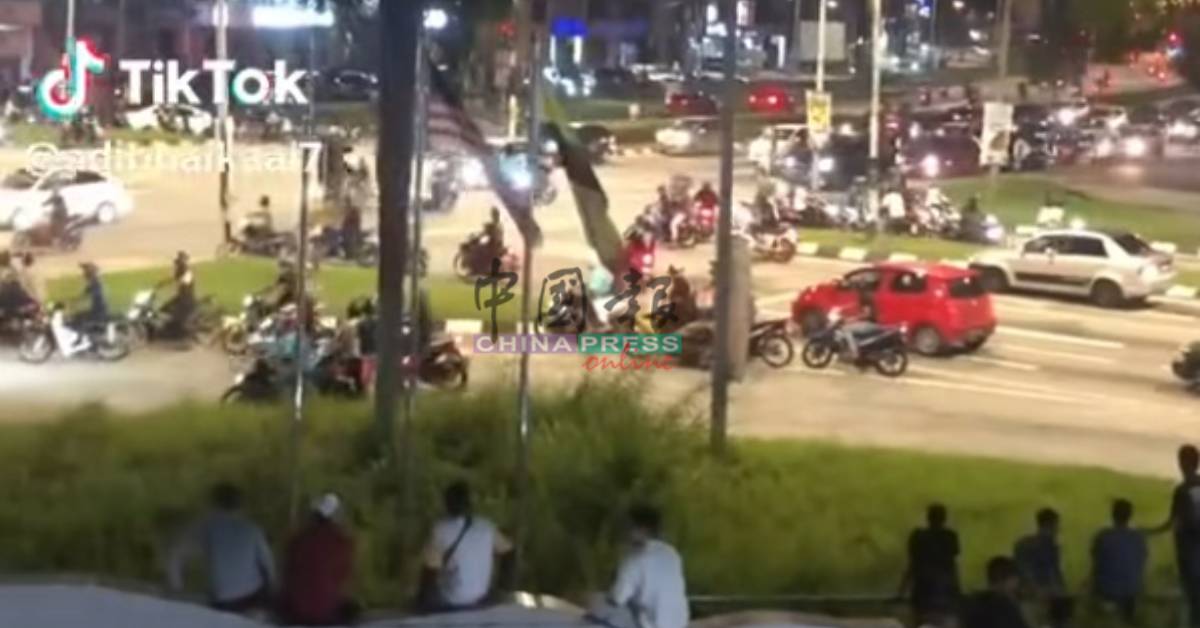 警方(圆圈处)抵达现场後,人群迅速四散。(视频截图)