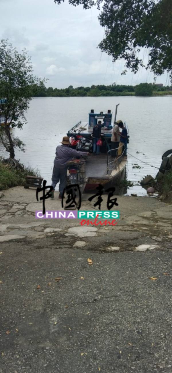 需要熟练扎实功夫把乘客摩哆推上船。