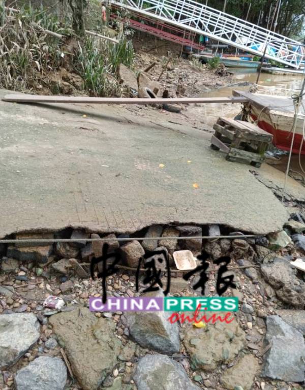 两边码头已损坏不堪，林南发希望政府能拨款修缮，确保乘客安全。（档案照）