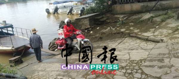 邮差也需乘坐小渡轮到对岸派信。