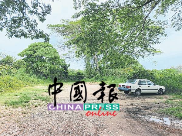 当局在火车桥不远的拐弯处，已经推平一片土地，足够让6辆旅巴停泊。