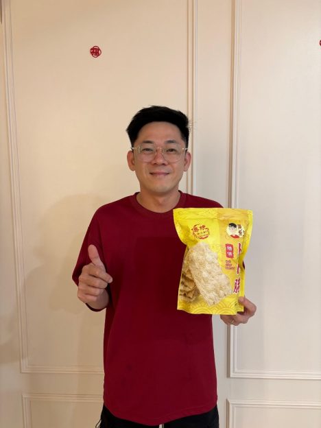 卢光龙希望赋予传统美食年轻化定位,创新推出礼品包装——黄豆先生卜卜脆,让美味更具现代感。