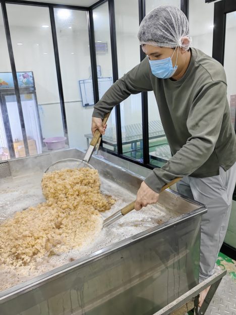 鱼鳞需熬煮至少8小时,才能充分萃取珍贵的胶原蛋白。
